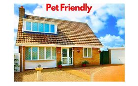 Romantic Cosy Cottage With Large Garden, Close To Beach & Attractions, Off Road Private Parking, Fab Free Wifi & Pets Are Welcome Too! The Perfect Holiday Getaway!